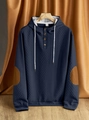 Detail eines dunkelblauen Hoodies mit strukturierter Oberfläche und braunem Ellbogen-Patch - S / Marineblau