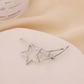 Primer plano detallado de una pinza para el cabello plateada con estrella y luna huecas - Plateado