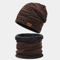 Detalle del gorro de punto y bufanda con forro de pelo sintético y parche de cuero - café
