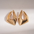Orecchini geometrici a forma di U placcati in oro 18 carati su sfondo beige - Oro