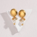 Orecchini geometrici dorati irregolari con perle bianche e zirconi su base bianca - Stile Disco Dorato (E828-yx)