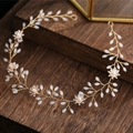 Tocado de novia dorado con cuentas de hojas y flores de perlas sobre madera - Dorado