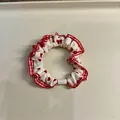 Dettaglio elastico per capelli in tessuto a scacchi rossi con pizzo e piccoli cuori rossi - Cuore a Scacchi Bianco e Rosso