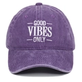 Detailansicht der weißen GOOD VIBES ONLY Stickerei auf einer lila Vintage-Kappe - Verstellbar / Lila