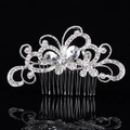 Peineta de novia elegante con diseño de mariposa plateada, pedrería y perlas sobre negro - Estilo 2 / Plateado