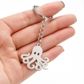 Portachiavi a forma di polpo in acciaio inox argento tenuto in mano su sfondo bianco - Stile Polpo (072)