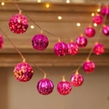 Catena luminosa a LED rosa sfaccettata per albero di Natale e decorazione vetrine - 1,5m 10-LED Alimentato a Batteria / Sfera Rosa Fucsia Galvanizzata di Natale