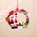 Weihnachtskranz aus Rattan mit Filz-Weihnachtsmann und rot-weißen Dekobändern - Weihnachtsmann