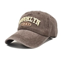 Casquette baseball marron délavée avec broderie Brooklyn 3D vue sous un angle de 45 degrés - M (56-58cm) / Café