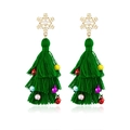 Détails de boucles d'oreilles sapin de Noël en pompon vert avec flocons dorés et perles - Fleur & Rayures