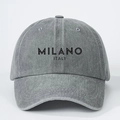 Dettaglio del berretto in cotone grigio lavato con ricamo del testo Milano Italy nero - Taglia unica / Grigio