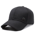 Schwarze Baseballkappe für Herren mit einem silbernen M-Metallemblem an der Seite - Schwarz / Einstellbar (56-60cm)