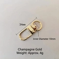 Detalle de un mosquetón de aleación de zinc oro claro de 34mm con diámetro interno 10mm - Oro Verde Claro