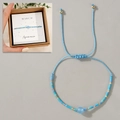 Detailansicht des handgefertigten Aquamarin-Perlenarmbands mit verstellbarer blauer Kordel - März Geschenkbox Plus/Blau/Aquamarin