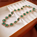 Dettaglio del bracciale vintage a fiori con gemma verde ovale e cristalli incastonati - Collana-Verde