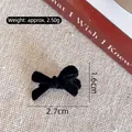 Kleine schwarze beflockte Samt-Schleifen-Haarklammer mit Perle und Metallschnabel - Schwarze kleine Bogenseitenklammer