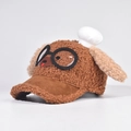 Dettaglio del berretto da baseball in pile a cucciolo con occhiali e orecchie - 55cm (Regolabile) / Caramello