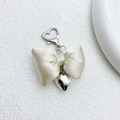 Portachiavi con fiocco beige e ciondolo a cuore in metallo argentato con chiusura a cuore - Bianco