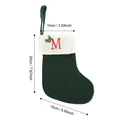 Chaussette de Noël en tricot vert avec revers blanc et pendentif lettre M brodé rouge - Lettre M