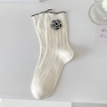 Calze bianche stile Lolita con decorazione 3D di camelia nera e bordi con volant - Bianco con Camelia