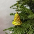 Dettaglio di una campana di Natale dorata traforata appesa a un ramo di pino - Stile Lingotto / Diametro 8cm Confezione da 6 / Oro