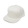 Makrodetail der lasergeschnittenen Mesh-Löcher an einer cremeweißen Flat-Brim-Trucker-Cap - 56-58cm / Beige