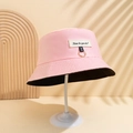 Dettaglio cappello alla pescatora rosa con patch How do you do? e nastro MU su anello - M (56-58cm) / Rosa