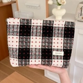 Primo piano di una borsa per trucchi a quadri bianchi e neri con pois rossi - Bianco e Nero Grande