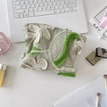 Detaillierte 3D-Blumenstickerei auf grüner Kosmetiktasche mit stilvollem Quastenbesatz - Grün mit Blume