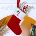 Rote Weihnachtsstrumpf-Strickware mit weißem Rand und gesticktem Buchstaben I Deko - Buchstabe I / Rot