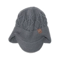Detailansicht der Zopfstrickstruktur und Lederpatch am grauen Winterhut mit Ohrenschutz - M (56-58cm) / Grau
