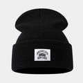 Dettaglio della toppa Brooklyn su un berretto in maglia nera con trama definita - Taglia unica / Nero