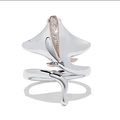 Polierter Manta-Rochen-Ring in Silber und Roségold mit Pavé-Steinen auf weißem Grund - Silber & Roségold Mantarochen-Stil (46)