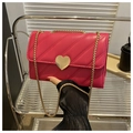 Bolso bandolera acolchado en rojo rosa con cierre dorado en forma de corazón y cadena - Rosa Rojo