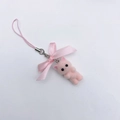 Détail d'un charm de chat floqué rose avec nœud et attache en métal pour sacs - Chat Rose