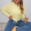 Détail rapproché d'un cardigan en maille mohair jaune doux avec boutons simples - S / Jaune