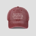 Détail d'une casquette vintage bordeaux délavée avec texte inspirant brodé en blanc pur - M (56-58cm) / Rouge