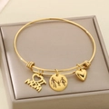 Dettaglio del bracciale dorato regolabile con ciondoli cuore MOM e sagoma genitore-figlio - Stile con 3 Ciondoli Silhouette Famiglia I MOM (KB148244-Z)