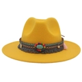Detail van een gele cowboyhoed met kleurrijke kralen, kwastjes en turquoise versiering - M (56-58cm) / Geel