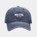 Dettaglio del ricamo bianco Boston 1630 sul berretto in cotone lavato blu navy vintage - Blu navy
