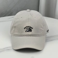 Détail de la casquette beige avec broderie DOTUREBOY 1977 et texture en sergé de coton - Taille unique (58-60cm) / Gris