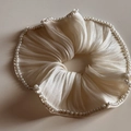 Dettaglio dell'elastico per capelli in raso crema con bordo di perle e seta a pieghe - Anello in Garza di Seta con Bordo di Perle / Beige