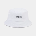 Détail d'un bob en toile blanche avec broderie PARIS noire et œillets en métal - Blanc