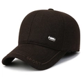 Bruine wollen winterpet voor heren met SPORT borduursel en warme oorflappen voor buiten - Baseballpet / koffiekleur