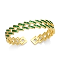 Goldener geometrischer Armreif mit funkelnden grünen Zirkonia-Steinen im modernen Design - Grün