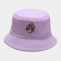 Gros plan sur trois broderies de champignons rouges sur un bob en toile lilas - M (56-58cm) / Mauve Clair