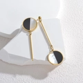 Retro 18K gouden titanium stalen hangers met zwart-wit parelmoer inlegwerk - Zwart Wit Rond Asymmetrische Stijl