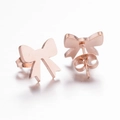 Elegante roségouden strik oorknopjes met een geborstelde metalen afwerking voor dames - Roségoud