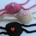 Calentador de nariz de ganchillo hecho a mano en rosa, beige y negro con corazón - Talla Única con Cordones / Negro con Botón de Corazón