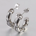 Pendientes de aro en C de acero 18K con textura de serpiente en relieve de 5mm - Color Acero